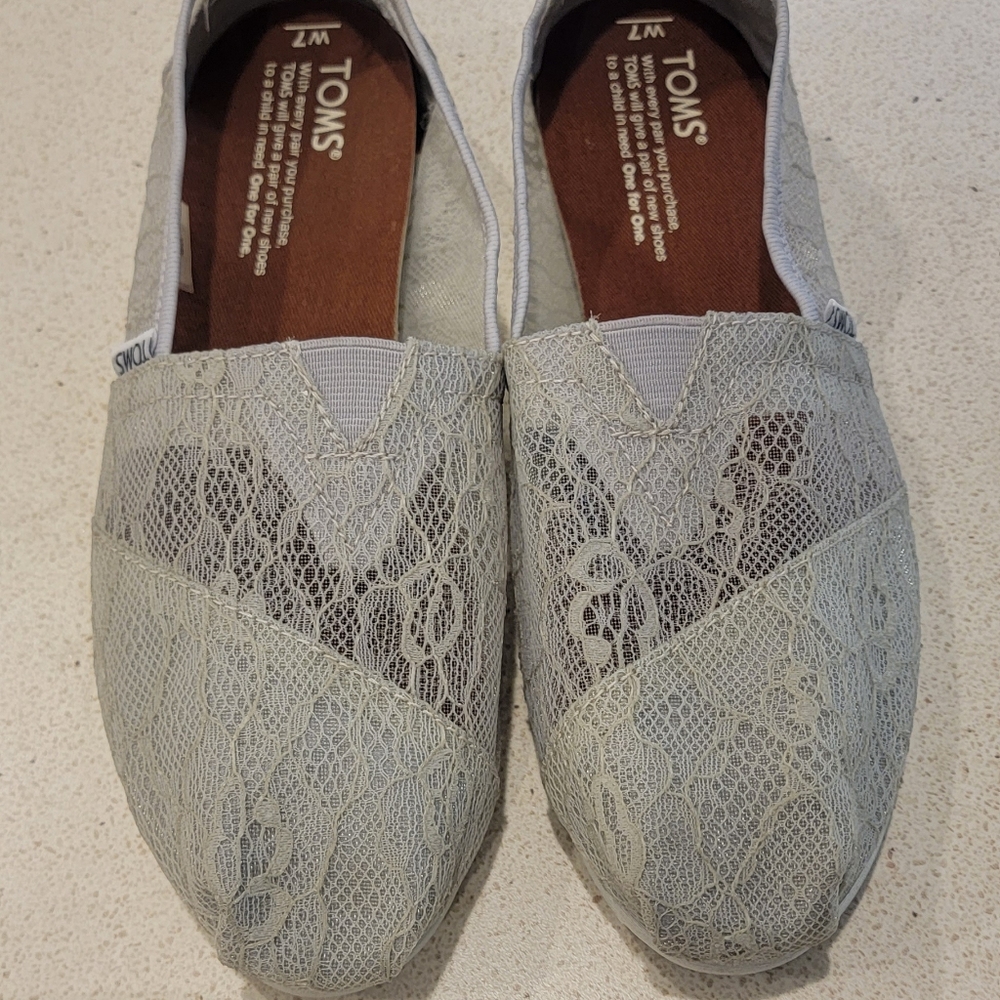 Toms - Picture 2 of 2